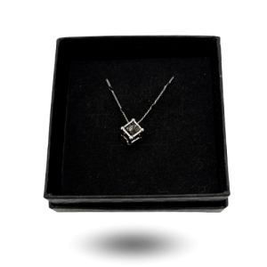 Collier argenté avec pendentif cube et météorite Campo del Cielo